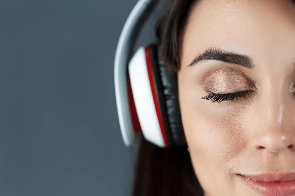 Coding: Why Headphones Help for Silencing Noisy Brains