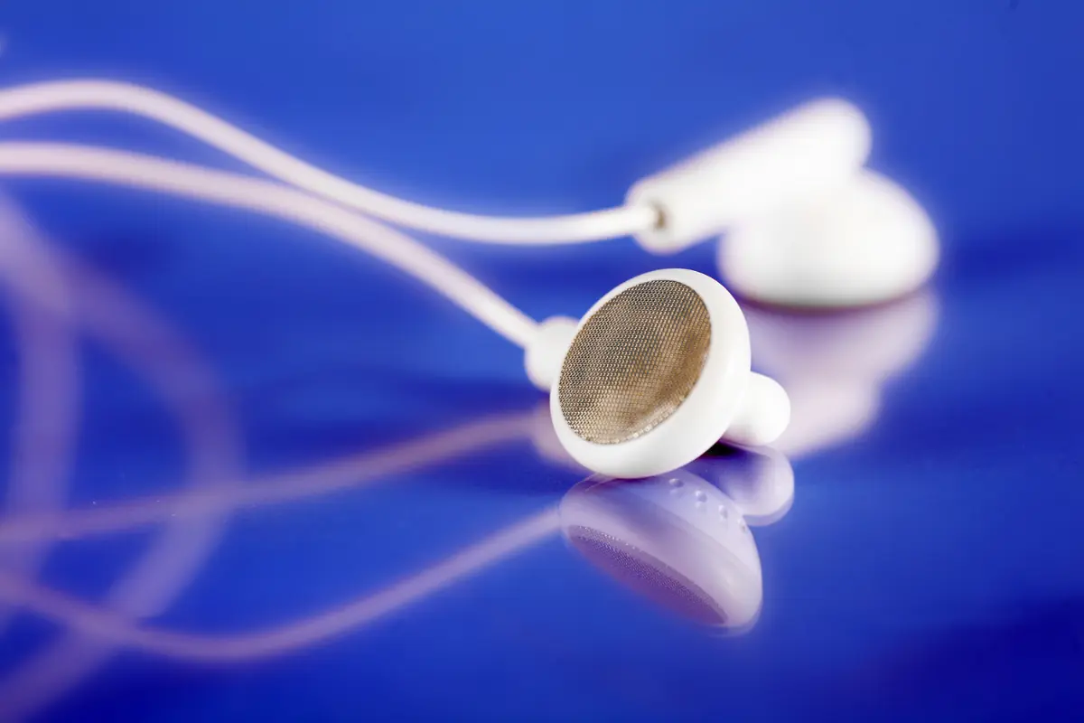 Earbud Lifespan [ How long and When to Replace ]