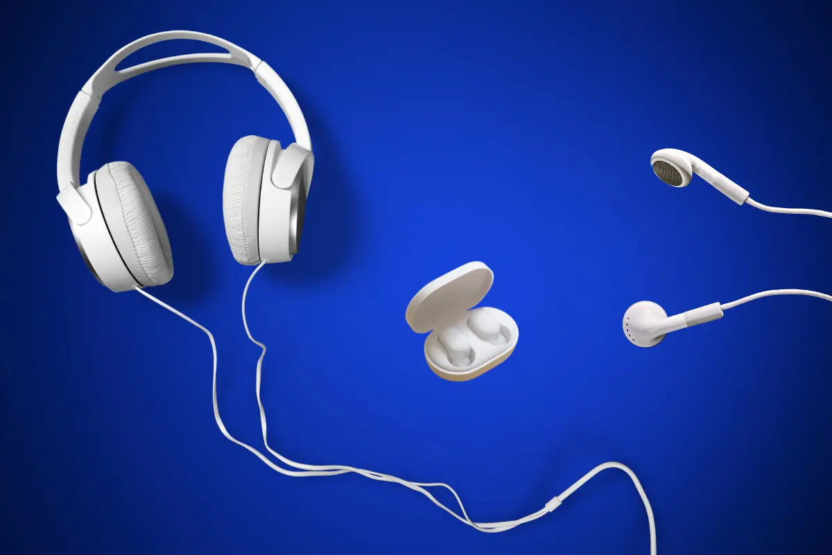 Earbuds vs Headphones: What Should You Purchase?
